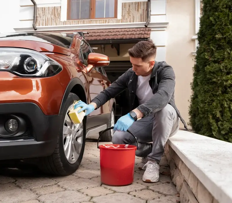 Lavage auto à domicile Montigny-le-Bretonneux : professionnel intervenant sur un véhicule